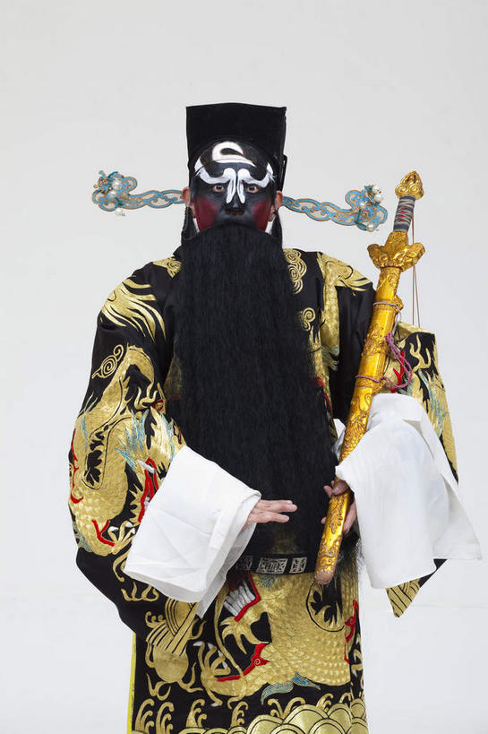 东方人,胡须,一个人,演员,站,竖图,室内,白天,正面,民族服装,化妆,竞争,帽子,亚洲,仅一个男性,仅一个人,仅一个中年男性,一把,表演,对抗,握,灰色背景,服装,冲突,拿,拿着,注视,黄种人,破坏,文化,扮演,衣服,黑色,彩妆,观察,看,站着,金色,武器,战争,握着,摄影,服饰,影棚,观看,损坏,察看,演出,剑,攻击,威胁,衣着,穿着,对立,关注,矛盾,中国文化,摄影棚,兵器,戏剧,防御,表演服,演出服,京剧,戏曲,国粹,包公,皮黄,敌对,挫败,斗争,抗拒,抗衡,杀伤,威慑,一顶,衣饰,官员,道具服,百兵之君,短兵,危险,男人,男性,中年男性,亚洲人,胡子,络腮胡,站立,半身,彩图,影棚拍摄,传统服装,民俗服,拍摄,京剧服饰,国剧,京戏,平剧,中国戏曲,官吏,官臣,包拯,包希仁,包青天,传统文化,舞台妆,京剧演员