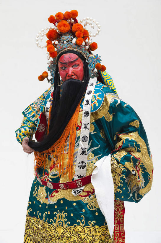 东方人,胡须,一个人,演员,站,竖图,室内,白天,正面,民族服装,化妆,亚洲,仅一个男性,仅一个人,仅一个中年男性,表演,灰色背景,服装,头饰,注视,黄种人,文化,扮演,衣服,绿色,黑色,彩妆,观察,看,站着,摄影,服饰,影棚,观看,察看,演出,衣着,穿着,关注,中国文化,摄影棚,戏剧,表演服,演出服,京剧,将军,戏曲,国粹,关公,皮黄,衣饰,将领,道具服,男人,男性,中年男性,亚洲人,胡子,络腮胡,站立,半身,彩图,影棚拍摄,传统服装,民俗服,拍摄,京剧服饰,国剧,京戏,平剧,中国戏曲,关长生,关羽,关云长,传统文化,舞台妆,京剧演员