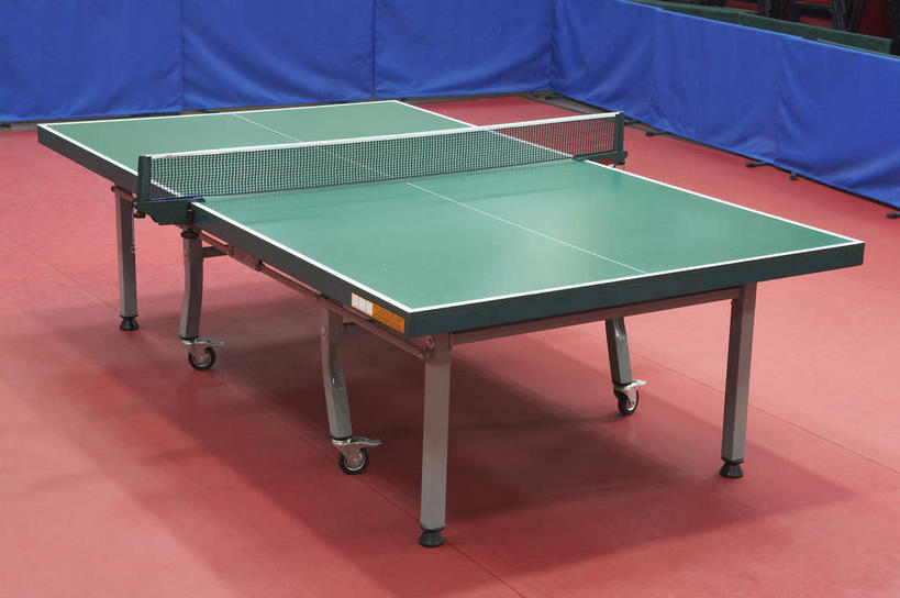 无人,横图,俯视,室内,白天,静物,阴影,反射,影子,乒乓球装备,乒乓球桌,地面,运动器械,一个,红色,绿色,健身器械,摄影,影棚,单个,摄影棚,健身器材,乒乓球运动,彩图,高角度拍摄,影棚拍摄,拍摄,乒乓球台,运动器材