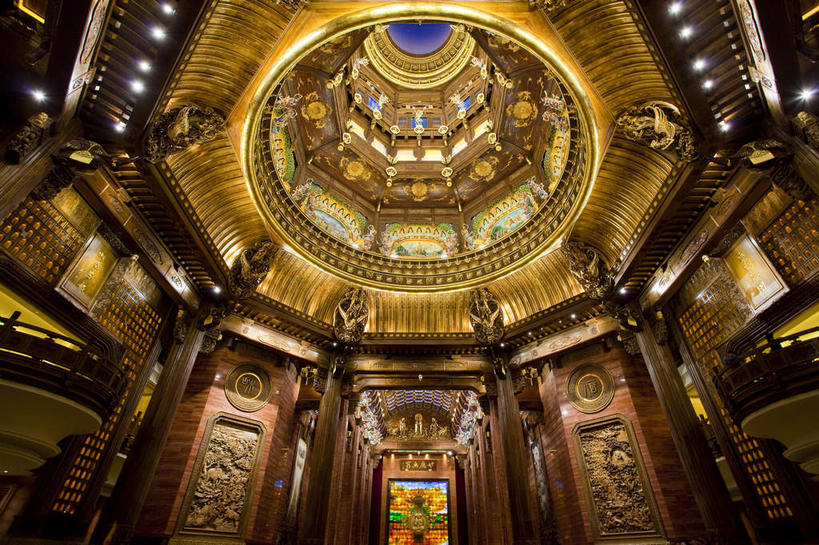 无人,寺庙,宫殿,横图,室内,白天,仰视,旅游,度假,绘画,名胜古迹,标志建筑,地标,建筑,照明,中国,亚洲,阴影,节日,遗迹,艺术,装饰,光线,影子,墙,灯光,古迹,文化,文物,娱乐,建设,梵宫,古建筑,江苏,无锡,顶灯,壁画,墙壁,墙面,灯,黄色,灯具,庙宇,祈祷,享受,休闲,健康,旅游胜地,放松,许愿,宗教,佛教,信仰,纪念,华丽,修饰,祈求,照亮,点缀,宫廷,照明设备,古文明,东亚,江苏省,灵山胜境,中华人民共和国,华东地区,苏,衬托,美观,雅致,雅观,无锡市,王宫,释教,平安,画画,彩图,低角度拍摄,皇宫,庙,寺,滨湖区,灵山梵宫,太湖国家旅游度假区