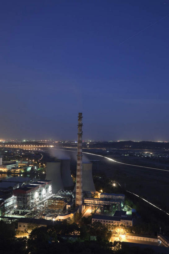 无人,工厂,竖图,俯视,室外,夜晚,旅游,度假,植物,标志建筑,地标,建筑,路灯,照明,北京,中国,亚洲,阴影,光线,影子,灯光,首都,娱乐,建设,灯,树,树木,蓝色,绿色,蓝天,天空,自然,天,享受,休闲,旅游胜地,放松,工业,生长,成长,照亮,照明设备,东亚,钢铁厂,中华人民共和国,北京市,京,北平,华北地区,石景山区,彩图,高角度拍摄,制造厂,生产工厂,首钢,首钢集团,石景山,钢厂