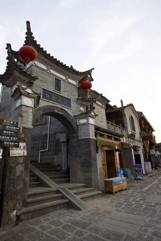 无人,家,竖图,室外,白天,仰视,旅游,度假,名胜古迹,楼梯,门,标志建筑,地标,建筑,腾冲,中国,亚洲,遗迹,房屋,阶梯,屋子,云,云朵,拱门,牌坊,牌楼,云彩,古迹,文化,文物,娱乐,建设,古建筑,楼房,云南,台阶,住宅,蓝色,白云,蓝天,天空,门框,天,享受,休闲,旅游胜地,放松,晴朗,纪念,祭祀,表彰,荣誉,古文明,东亚,云南省,中华人民共和国,西南地区,荣耀,滇,保山,保山市,晴空,彩图,低角度拍摄,房子,传统文化,和顺古镇,腾冲县