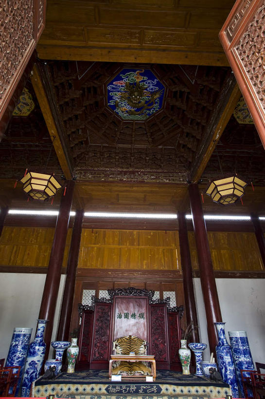 无人,家,竖图,室内,白天,仰视,旅游,度假,名胜古迹,书房,标志建筑,地标,建筑,花瓶,照明,丽江,中国,亚洲,吊挂,悬挂,遗迹,灯笼,纸灯笼,陶瓷,房屋,屋子,陶瓷制品,挂,古迹,文物,娱乐,建设,古建筑,楼房,云南,住宅,瓶子,灯具,享受,休闲,旅游胜地,放松,照亮,照明设备,古文明,东亚,云南省,丽江古城,中华人民共和国,西南地区,滇,丽江市,彩图,低角度拍摄,房子,大研古城,丽江古镇