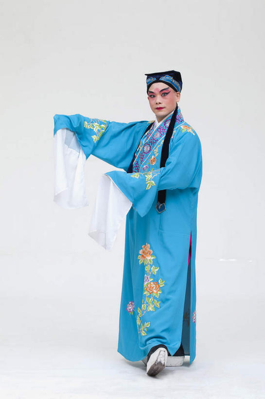 东方人,一个人,演员,站,竖图,室内,白天,正面,民族服装,化妆,帽子,亚洲,仅一个男性,仅一个人,表演,灰色背景,服装,注视,黄种人,文化,扮演,仅一个年轻男性,衣服,蓝色,彩妆,观察,看,手势,站着,摄影,服饰,影棚,观看,察看,演出,衣着,穿着,关注,中国文化,摄影棚,戏剧,表演服,演出服,京剧,戏曲,国粹,皮黄,一顶,衣饰,道具服,男人,男性,年轻男性,亚洲人,站立,彩图,全身,影棚拍摄,传统服装,民俗服,拍摄,京剧服饰,国剧,京戏,平剧,中国戏曲,传统文化,舞台妆,京剧演员,才子,张珙,张生