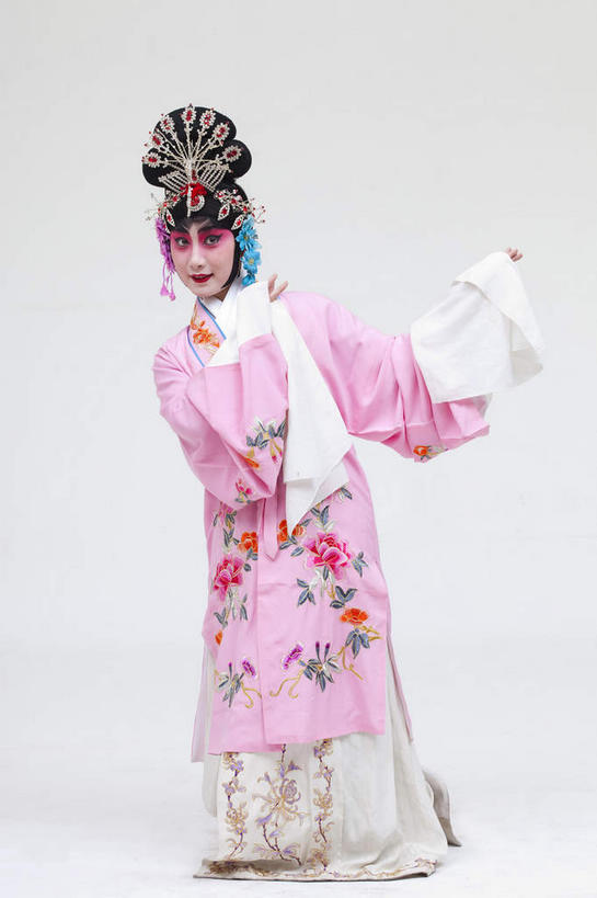 东方人,一个人,演员,站,竖图,室内,白天,正面,民族服装,化妆,亚洲,仅一个年轻女性,仅一个女性,仅一个人,表演,灰色背景,服装,装饰,头饰,注视,黄种人,文化,扮演,衣服,粉色,彩妆,发饰,饰品,观察,看,站着,美女,摄影,服饰,影棚,观看,华丽,修饰,点缀,察看,演出,衣着,穿着,关注,中国文化,摄影棚,戏剧,表演服,演出服,京剧,配饰,戏曲,国粹,貂蝉,皮黄,衬托,美观,雅致,雅观,衣饰,玉人,佳人,道具服,年轻女性,女人,女性,亚洲人,站立,彩图,全身,影棚拍摄,传统服装,民俗服,拍摄,京剧服饰,国剧,京戏,平剧,中国戏曲,四大美女,侍女,闭月,任红昌,传统文化,丽人,美人,舞台妆,京剧演员