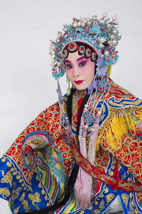 东方人,一个人,演员,音乐家,竖图,室内,白天,正面,民族服装,化妆,亚洲,仅一个年轻女性,仅一个女性,仅一个人,表演,灰色背景,服装,装饰,头饰,注视,黄种人,文化,扮演,衣服,彩妆,发饰,饰品,观察,看,美女,摄影,服饰,影棚,观看,华丽,修饰,点缀,察看,演出,衣着,穿着,关注,中国文化,摄影棚,戏剧,表演服,演出服,京剧,配饰,戏曲,国粹,杨贵妃,杨玉环,皮黄,衬托,美观,雅致,雅观,衣饰,玉人,佳人,道具服,年轻女性,女人,女性,亚洲人,舞蹈家,半身,彩图,影棚拍摄,传统服装,民俗服,拍摄,京剧服饰,国剧,京戏,平剧,中国戏曲,四大美女,贵妃,羞花,杨太真,传统文化,丽人,美人,舞台妆,京剧演员