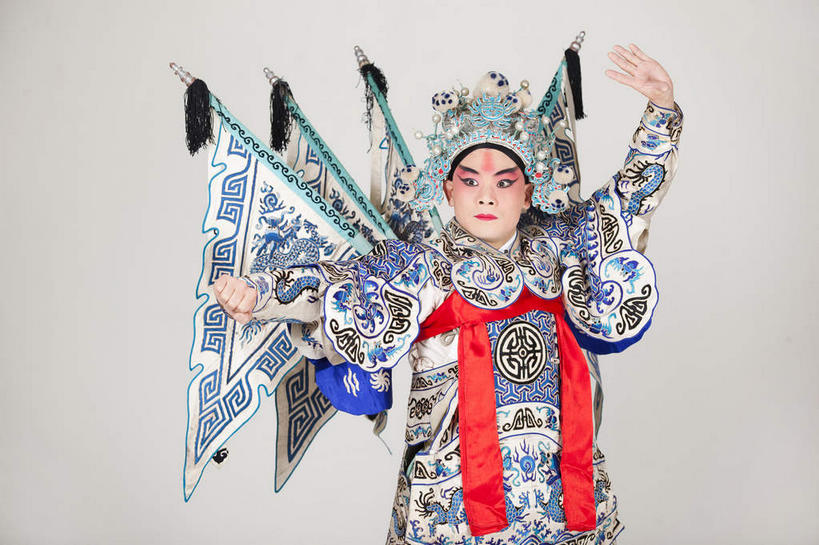 东方人,一个人,演员,站,举,伸展双臂,横图,室内,白天,正面,民族服装,化妆,亚洲,仅一个男性,仅一个人,表演,灰色背景,服装,头饰,注视,黄种人,文化,扮演,仅一个年轻男性,衣服,彩妆,观察,看,手势,托,站着,摄影,服饰,影棚,观看,察看,演出,衣着,穿着,关注,中国文化,摄影棚,戏剧,表演服,演出服,京剧,将军,戏曲,国粹,皮黄,衣饰,将领,道具服,男人,男性,年轻男性,亚洲人,敞开双臂,举起,举手,举着,伸开双臂,向上举,向上伸,向上托,展开双肩,站立,张开手臂,张开双臂,半身,彩图,影棚拍摄,传统服装,民俗服,拍摄,京剧服饰,国剧,京戏,平剧,中国戏曲,传统文化,永昌亭侯,赵云,赵子龙,舞台妆,京剧演员