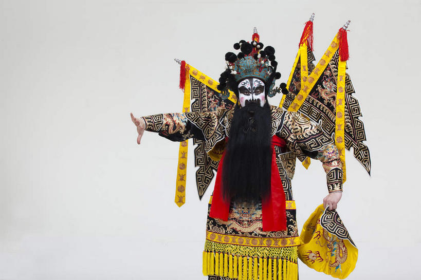 东方人,胡须,一个人,演员,站,横图,室内,白天,正面,民族服装,化妆,亚洲,仅一个男性,仅一个人,仅一个中年男性,表演,灰色背景,服装,头饰,注视,黄种人,文化,扮演,衣服,黄色,黑色,彩妆,观察,看,手势,站着,大衣,摄影,服饰,影棚,观看,察看,演出,衣着,穿着,关注,中国文化,摄影棚,戏剧,表演服,演出服,京剧,将军,戏曲,国粹,皮黄,衣饰,道具服,男人,男性,中年男性,亚洲人,胡子,络腮胡,站立,半身,彩图,影棚拍摄,传统服装,民俗服,拍摄,京剧服饰,车骑将军,司隶校尉,张飞,张益德,张翼德,国剧,京戏,平剧,中国戏曲,传统文化,舞台妆,京剧演员