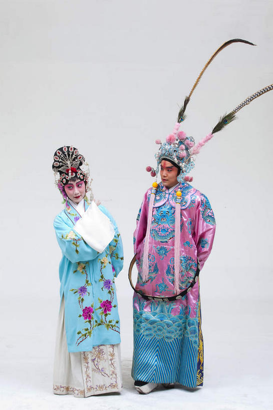 东方人,两个人,伙伴,朋友,演员,站,竖图,室内,白天,正面,民族服装,化妆,友谊,合作,团队,亚洲,表演,灰色背景,服装,装饰,头饰,注视,黄种人,文化,扮演,衣服,粉色,蓝色,彩妆,发饰,饰品,观察,看,站着,美女,战略,摄影,服饰,影棚,观看,武将,华丽,修饰,点缀,察看,演出,衣着,穿着,关注,中国文化,摄影棚,戏剧,表演服,演出服,京剧,将军,配饰,戏曲,国粹,貂蝉,皮黄,联合,合谋,衬托,美观,雅致,雅观,衣饰,玉人,佳人,道具服,配合,协作,男人,男性,年轻女性,女人,女性,中年男性,亚洲人,站立,彩图,全身,影棚拍摄,传统服装,民俗服,拍摄,京剧服饰,国剧,京戏,平剧,中国戏曲,四大美女,侍女,闭月,任红昌,传统文化,丽人,美人,舞台妆,京剧演员,吕布,吕奉先