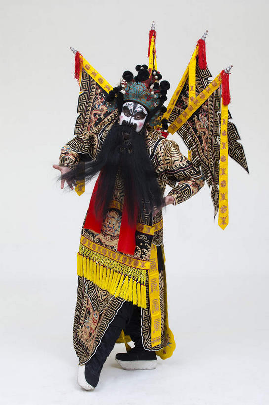 东方人,胡须,一个人,演员,站,竖图,室内,白天,正面,民族服装,化妆,亚洲,仅一个男性,仅一个人,仅一个中年男性,表演,灰色背景,服装,头饰,注视,黄种人,文化,扮演,衣服,黄色,黑色,彩妆,观察,看,站着,大衣,摄影,服饰,影棚,观看,察看,演出,衣着,穿着,关注,中国文化,摄影棚,戏剧,表演服,演出服,京剧,将军,戏曲,国粹,皮黄,衣饰,道具服,男人,男性,中年男性,亚洲人,胡子,络腮胡,站立,彩图,全身,影棚拍摄,传统服装,民俗服,拍摄,京剧服饰,车骑将军,司隶校尉,张飞,张益德,张翼德,国剧,京戏,平剧,中国戏曲,传统文化,舞台妆,京剧演员