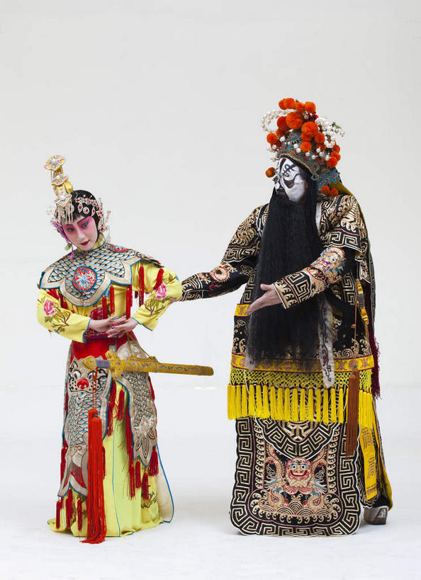 东方人,胡须,两个人,伙伴,朋友,演员,站,竖图,室内,白天,正面,民族服装,化妆,友谊,合作,团队,竞争,亚洲,一把,表演,对抗,握,灰色背景,服装,冲突,头饰,拿,拿着,注视,黄种人,历史,破坏,文化,虞美人,扮演,衣服,黑色,彩妆,观察,看,站着,武器,战略,战争,握着,摄影,服饰,影棚,观看,离开,损坏,察看,演出,剑,攻击,威胁,衣着,穿着,对立,关注,矛盾,中国文化,摄影棚,兵器,戏剧,传说,防御,表演服,演出服,京剧,戏曲,国粹,皮黄,敌对,挫败,斗争,抗拒,抗衡,联合,合谋,杀伤,威慑,军事家,衣饰,道具服,百兵之君,短兵,配合,危险,协作,男人,男性,年轻女性,女人,女性,中年男性,亚洲人,胡子,络腮胡,站立,彩图,全身,影棚拍摄,传统服装,民俗服,拍摄,京剧服饰,西楚霸王,项籍,项羽,国剧,京戏,平剧,中国戏曲,传统文化,霸王别姬,独断,虞姬,舞台妆,京剧演员