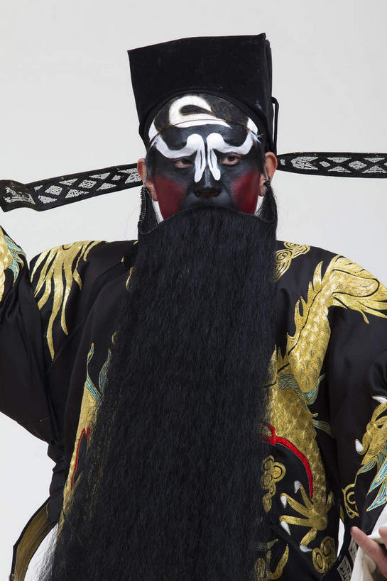 东方人,胡须,一个人,演员,站,竖图,室内,白天,正面,民族服装,化妆,帽子,亚洲,仅一个男性,仅一个人,仅一个中年男性,表演,灰色背景,服装,注视,黄种人,文化,扮演,衣服,黑色,彩妆,观察,看,站着,摄影,服饰,影棚,观看,察看,演出,衣着,穿着,关注,中国文化,摄影棚,戏剧,表演服,演出服,京剧,戏曲,国粹,包公,皮黄,一顶,衣饰,官员,道具服,男人,男性,中年男性,亚洲人,胡子,络腮胡,站立,半身,彩图,影棚拍摄,传统服装,民俗服,拍摄,京剧服饰,国剧,京戏,平剧,中国戏曲,官吏,官臣,包拯,包希仁,包青天,传统文化,舞台妆,京剧演员