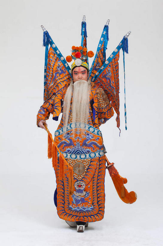 东方人,胡须,一个人,演员,站,竖图,室内,白天,正面,民族服装,化妆,竞争,亚洲,仅一个男性,仅一个人,仅一个中年男性,一把,表演,对抗,握,灰色背景,服装,冲突,头饰,刀具,拿,拿着,注视,黄种人,破坏,文化,扮演,衣服,白色,彩妆,刀,观察,看,站着,橙色,大衣,武器,战争,握着,摄影,服饰,影棚,观看,损坏,察看,演出,攻击,威胁,衣着,穿着,对立,关注,矛盾,中国文化,摄影棚,兵器,戏剧,防御,表演服,演出服,京剧,将军,戏曲,国粹,皮黄,敌对,挫败,斗争,抗拒,抗衡,杀伤,威慑,衣饰,将领,道具服,危险,男人,男性,中年男性,亚洲人,胡子,络腮胡,站立,彩图,全身,影棚拍摄,传统服装,民俗服,拍摄,京剧服饰,国剧,京戏,平剧,中国戏曲,传统文化,关内侯,后将军,汉升,黄忠,舞台妆,京剧演员