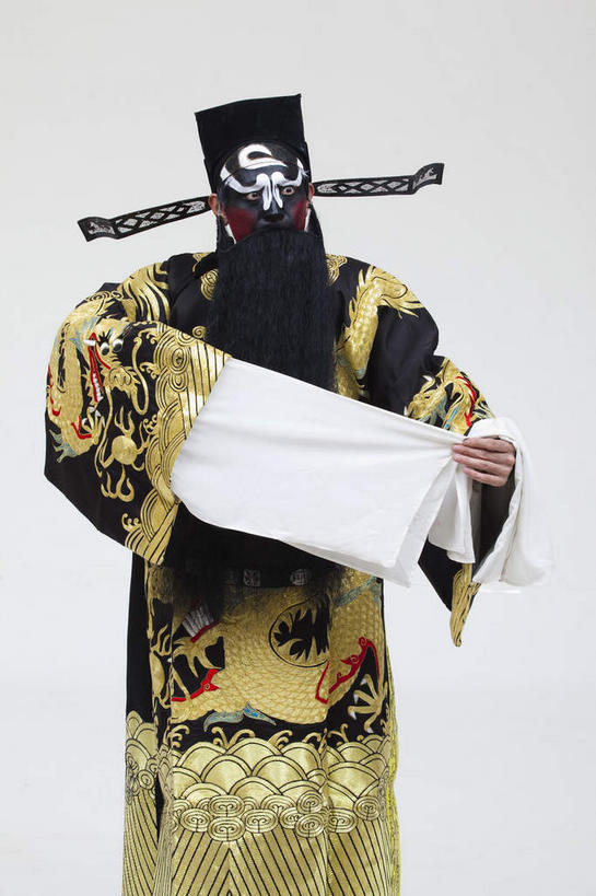 东方人,胡须,一个人,演员,站,竖图,室内,白天,正面,民族服装,化妆,帽子,亚洲,仅一个男性,仅一个人,仅一个中年男性,表演,握,灰色背景,服装,拿,拿着,注视,黄种人,文化,扮演,衣服,黑色,彩妆,观察,看,站着,握着,摄影,服饰,影棚,观看,察看,演出,衣着,穿着,关注,中国文化,摄影棚,戏剧,表演服,演出服,京剧,戏曲,国粹,包公,皮黄,一顶,衣饰,官员,道具服,男人,男性,中年男性,亚洲人,胡子,络腮胡,站立,半身,彩图,影棚拍摄,传统服装,民俗服,拍摄,京剧服饰,国剧,京戏,平剧,中国戏曲,官吏,官臣,包拯,包希仁,包青天,传统文化,舞台妆,京剧演员