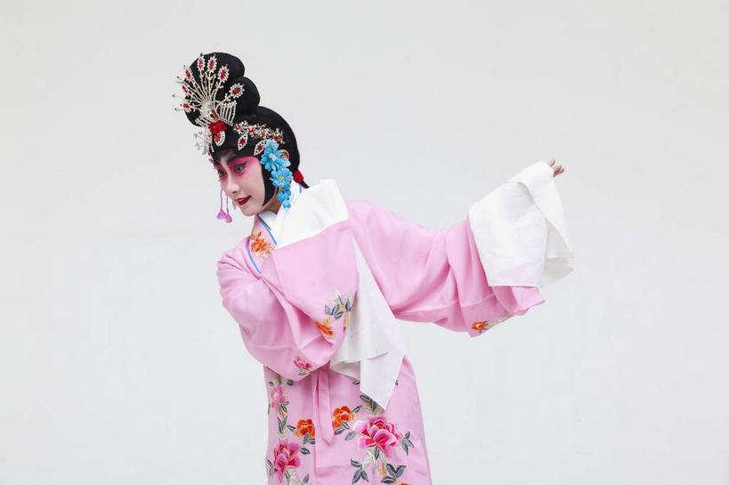 东方人,一个人,演员,站,横图,室内,白天,正面,民族服装,化妆,亚洲,仅一个年轻女性,仅一个女性,仅一个人,表演,灰色背景,服装,装饰,头饰,扭头,注视,黄种人,文化,扮演,衣服,粉色,彩妆,发饰,饰品,观察,看,手势,站着,转头,美女,摄影,服饰,影棚,观看,华丽,修饰,点缀,察看,演出,衣着,穿着,关注,中国文化,摄影棚,戏剧,表演服,演出服,京剧,配饰,戏曲,国粹,貂蝉,皮黄,衬托,美观,雅致,雅观,衣饰,玉人,佳人,道具服,年轻女性,女人,女性,亚洲人,站立,半身,彩图,影棚拍摄,传统服装,民俗服,拍摄,京剧服饰,国剧,京戏,平剧,中国戏曲,四大美女,侍女,闭月,任红昌,传统文化,丽人,美人,舞台妆,京剧演员