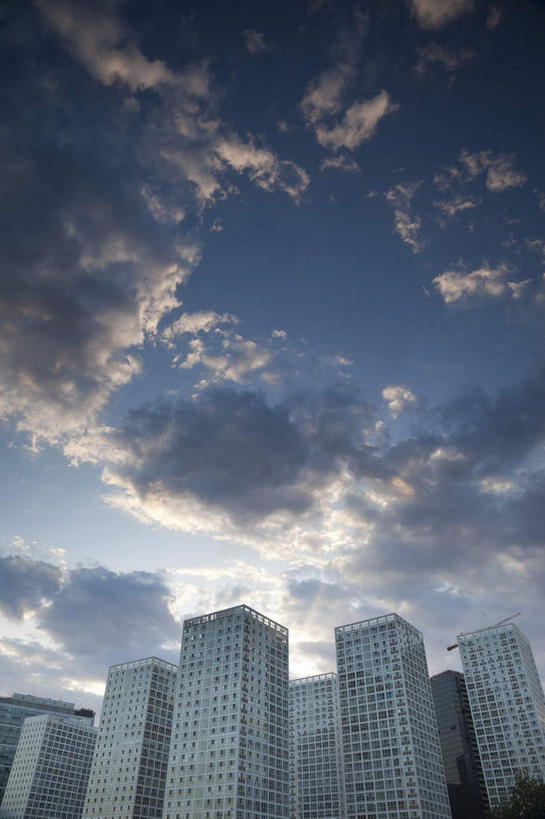 无人,高楼大厦,竖图,室外,白天,仰视,度假,美景,城市风光,标志建筑,城市,大厦,地标,建筑,摩天大楼,北京,中国,亚洲,阴影,光线,影子,景观,云,云朵,建筑群,首都,云彩,娱乐,建设,蓝色,白云,蓝天,天空,阳光,天,享受,休闲,景色,放松,晴朗,东亚,中华人民共和国,北京市,京,北平,华北地区,朝阳区,晴空,彩图,低角度拍摄,大楼,高层建筑,高楼,摩天楼,北京CBD,北京商务中心区,中国北京大北窑,北京建外SOHO,建外SOHO