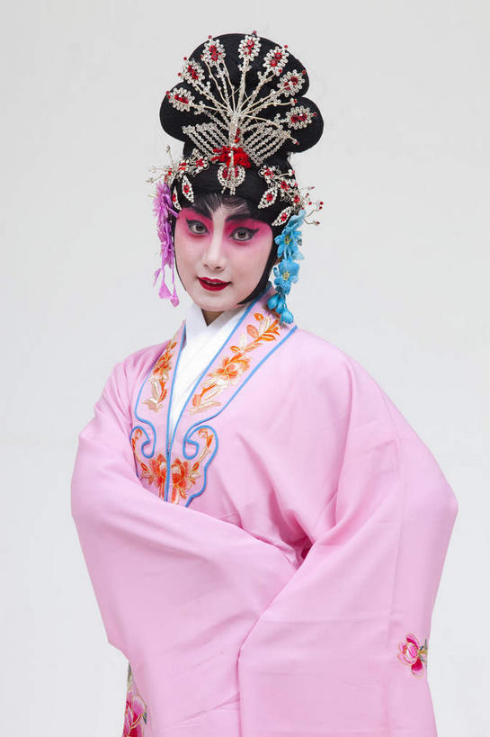 东方人,一个人,演员,站,竖图,室内,白天,正面,民族服装,化妆,亚洲,仅一个年轻女性,仅一个女性,仅一个人,表演,灰色背景,服装,装饰,头饰,注视,黄种人,文化,扮演,衣服,粉色,彩妆,发饰,饰品,观察,看,站着,美女,摄影,服饰,影棚,观看,华丽,修饰,点缀,察看,演出,衣着,穿着,关注,中国文化,摄影棚,戏剧,表演服,演出服,京剧,配饰,戏曲,国粹,貂蝉,皮黄,衬托,美观,雅致,雅观,衣饰,玉人,佳人,道具服,年轻女性,女人,女性,亚洲人,站立,半身,彩图,影棚拍摄,传统服装,民俗服,拍摄,京剧服饰,国剧,京戏,平剧,中国戏曲,四大美女,侍女,闭月,任红昌,传统文化,丽人,美人,舞台妆,京剧演员