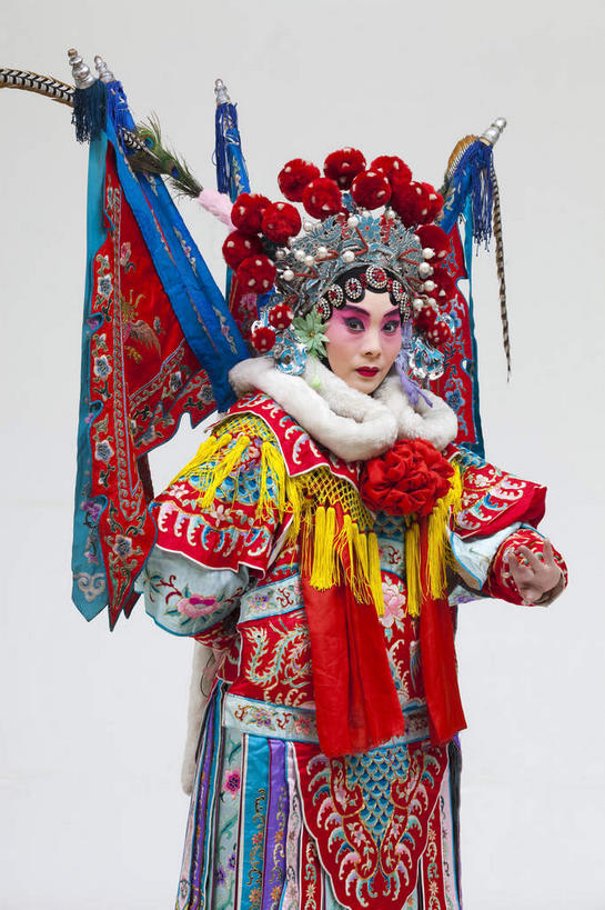 东方人,一个人,演员,站,竖图,室内,白天,正面,民族服装,化妆,亚洲,仅一个年轻女性,仅一个女性,仅一个人,表演,灰色背景,服装,头饰,注视,黄种人,文化,扮演,衣服,红色,彩妆,观察,看,站着,摄影,服饰,影棚,观看,察看,演出,衣着,穿着,关注,中国文化,摄影棚,戏剧,表演服,演出服,京剧,将军,戏曲,国粹,穆桂英,皮黄,衣饰,英雄,道具服,年轻女性,女人,女性,亚洲人,站立,半身,彩图,影棚拍摄,传统服装,民俗服,拍摄,京剧服饰,国剧,京戏,平剧,中国戏曲,杨门女将,女中丈夫,女中豪杰,巾帼英雄,巾帼须眉,传统文化,舞台妆,京剧演员