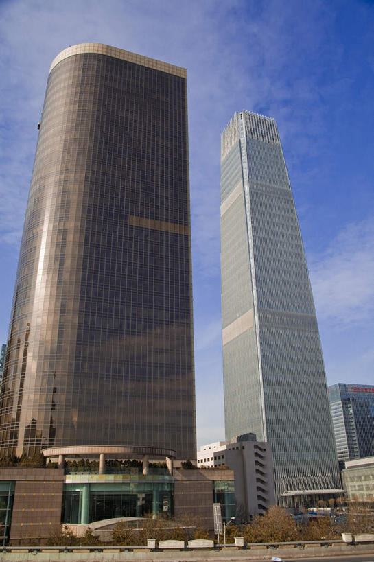 无人,高楼大厦,竖图,室外,白天,仰视,度假,美景,植物,城市风光,标志建筑,城市,大厦,地标,建筑,摩天大楼,北京,中国,亚洲,阴影,光线,影子,景观,云,云朵,首都,云彩,娱乐,建设,树,树木,国贸大厦,蓝色,绿色,白云,蓝天,天空,阳光,自然,天,享受,休闲,景色,放松,生长,晴朗,成长,东亚,中华人民共和国,北京市,京,北平,华北地区,晴空,彩图,低角度拍摄,大楼,高层建筑,高楼,摩天楼,建国门外大街,北京国贸大厦