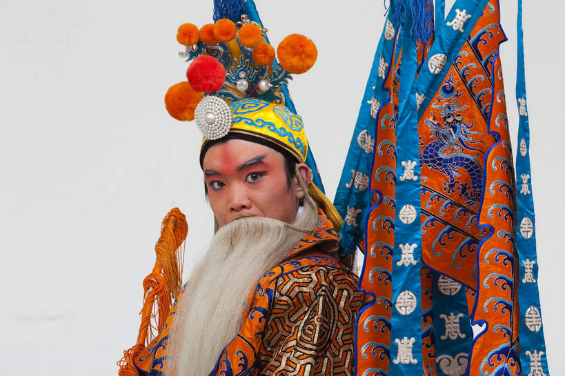 东方人,胡须,一个人,演员,站,横图,室内,白天,侧面,民族服装,化妆,亚洲,仅一个男性,仅一个人,仅一个中年男性,表演,灰色背景,服装,头饰,扭头,注视,黄种人,文化,扮演,衣服,白色,彩妆,观察,看,站着,转头,橙色,大衣,摄影,服饰,影棚,观看,察看,演出,衣着,穿着,关注,中国文化,摄影棚,戏剧,表演服,演出服,京剧,将军,戏曲,国粹,皮黄,衣饰,将领,道具服,男人,男性,中年男性,亚洲人,胡子,络腮胡,站立,半身,彩图,影棚拍摄,传统服装,民俗服,拍摄,京剧服饰,国剧,京戏,平剧,中国戏曲,传统文化,关内侯,后将军,汉升,黄忠,舞台妆,京剧演员