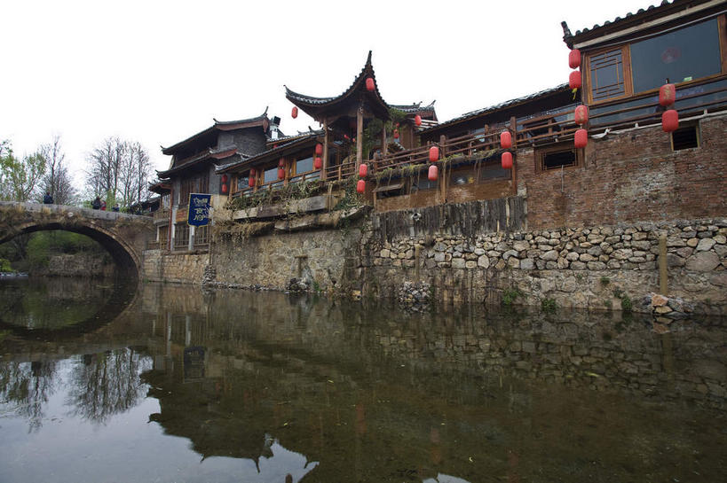 无人,家,横图,室外,白天,正面,旅游,度假,河流,名胜古迹,水,标志建筑,地标,建筑,桥梁,照明,丽江,中国,亚洲,吊挂,悬挂,遗迹,灯笼,纸灯笼,房屋,屋子,河水,水流,桥,挂,古迹,文物,娱乐,建设,古建筑,石桥,楼房,云南,拱桥,住宅,红色,倒影,天空,灯具,天,享受,休闲,旅游胜地,放松,拱形,人行桥,石拱桥,照亮,倒映,照明设备,古文明,东亚,云南省,丽江古城,中华人民共和国,西南地区,滇,丽江市,反照,彩图,房子,大研古城,丽江古镇,束河,束河古镇