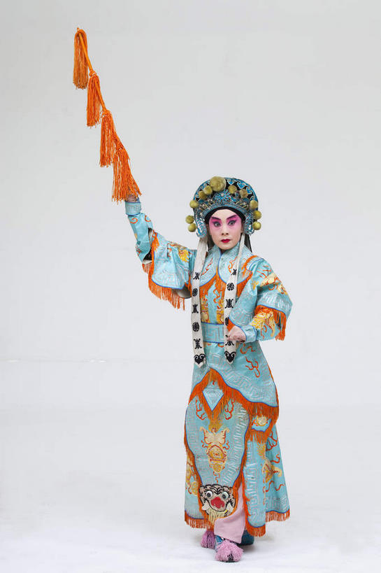 东方人,一个人,演员,站,举,竖图,室内,白天,正面,民族服装,化妆,亚洲,仅一个年轻女性,仅一个女性,仅一个人,表演,握,灰色背景,服装,头饰,拿,拿着,注视,黄种人,历史,文化,扮演,衣服,蓝色,彩妆,观察,看,托,站着,大衣,握着,摄影,服饰,影棚,观看,察看,演出,衣着,穿着,关注,中国文化,摄影棚,戏剧,表演服,演出服,京剧,将军,戏曲,国粹,花木兰,皮黄,衣饰,英雄,道具服,年轻女性,女人,女性,亚洲人,举起,举手,举着,向上举,向上伸,向上托,站立,彩图,全身,影棚拍摄,传统服装,民俗服,拍摄,京剧服饰,国剧,京戏,平剧,中国戏曲,孝烈将军,女中丈夫,女中豪杰,女将,巾帼英雄,巾帼须眉,传统文化,典故,木兰从军,舞台妆,京剧演员