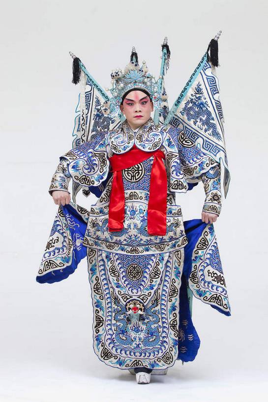 东方人,一个人,演员,站,竖图,室内,白天,正面,民族服装,化妆,亚洲,仅一个男性,仅一个人,表演,握,灰色背景,服装,头饰,拿,拿着,注视,黄种人,文化,扮演,仅一个年轻男性,衣服,彩妆,观察,看,站着,握着,摄影,服饰,影棚,观看,察看,演出,衣着,穿着,关注,中国文化,摄影棚,戏剧,表演服,演出服,京剧,将军,戏曲,国粹,皮黄,衣饰,将领,道具服,男人,男性,年轻男性,亚洲人,站立,彩图,全身,影棚拍摄,传统服装,民俗服,拍摄,京剧服饰,国剧,京戏,平剧,中国戏曲,传统文化,永昌亭侯,赵云,赵子龙,舞台妆,京剧演员