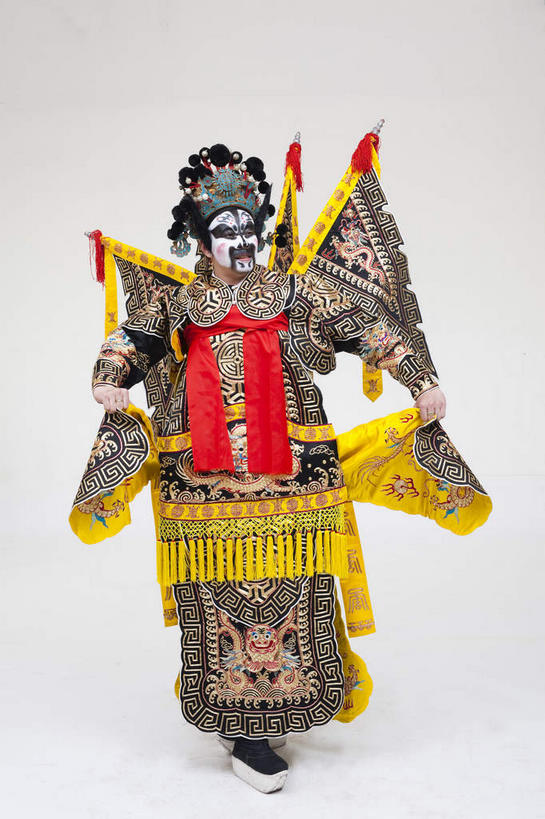 东方人,胡须,一个人,演员,站,竖图,室内,白天,正面,民族服装,化妆,亚洲,仅一个男性,仅一个人,仅一个中年男性,表演,灰色背景,服装,头饰,注视,黄种人,文化,扮演,衣服,黄色,黑色,彩妆,观察,看,站着,大衣,摄影,服饰,影棚,观看,察看,演出,衣着,穿着,关注,中国文化,摄影棚,戏剧,表演服,演出服,京剧,将军,戏曲,国粹,皮黄,衣饰,道具服,男人,男性,中年男性,亚洲人,胡子,络腮胡,站立,彩图,全身,影棚拍摄,传统服装,民俗服,拍摄,京剧服饰,车骑将军,司隶校尉,张飞,张益德,张翼德,国剧,京戏,平剧,中国戏曲,传统文化,舞台妆,京剧演员