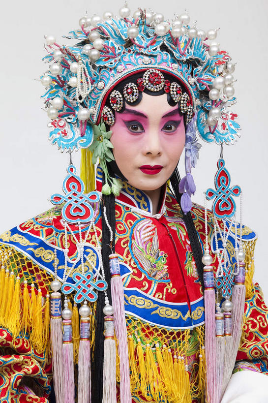 东方人,一个人,演员,音乐家,站,竖图,室内,白天,正面,民族服装,化妆,亚洲,仅一个年轻女性,仅一个女性,仅一个人,表演,灰色背景,服装,装饰,头饰,注视,黄种人,文化,扮演,衣服,彩妆,发饰,饰品,观察,看,站着,美女,摄影,服饰,影棚,观看,华丽,修饰,点缀,察看,演出,衣着,穿着,关注,中国文化,摄影棚,戏剧,表演服,演出服,京剧,配饰,戏曲,国粹,杨贵妃,杨玉环,皮黄,衬托,美观,雅致,雅观,衣饰,玉人,佳人,道具服,年轻女性,女人,女性,亚洲人,舞蹈家,站立,半身,彩图,影棚拍摄,传统服装,民俗服,拍摄,京剧服饰,国剧,京戏,平剧,中国戏曲,四大美女,贵妃,羞花,杨太真,传统文化,丽人,美人,舞台妆,京剧演员