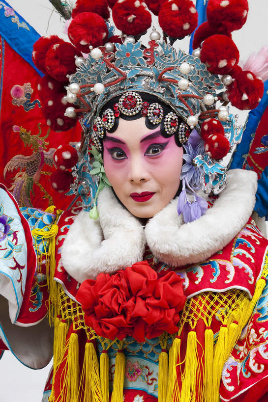 东方人,一个人,演员,站,竖图,室内,白天,正面,民族服装,化妆,亚洲,仅一个年轻女性,仅一个女性,仅一个人,表演,服装,头饰,注视,黄种人,文化,扮演,衣服,红色,彩妆,观察,看,站着,摄影,服饰,影棚,观看,察看,演出,衣着,穿着,关注,中国文化,摄影棚,戏剧,表演服,演出服,京剧,将军,戏曲,国粹,穆桂英,皮黄,衣饰,英雄,道具服,年轻女性,女人,女性,亚洲人,站立,半身,彩图,影棚拍摄,传统服装,民俗服,拍摄,京剧服饰,国剧,京戏,平剧,中国戏曲,杨门女将,女中丈夫,女中豪杰,巾帼英雄,巾帼须眉,传统文化,舞台妆,京剧演员