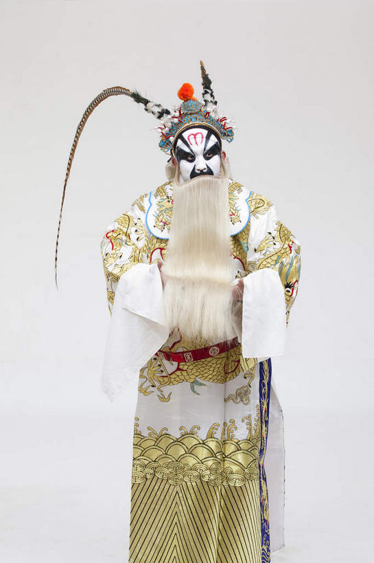 东方人,胡须,一个人,演员,站,竖图,室内,白天,正面,民族服装,化妆,亚洲,仅一个男性,仅一个人,仅一个中年男性,表演,灰色背景,服装,神话,头饰,注视,黄种人,文化,扮演,衣服,白色,彩妆,观察,看,站着,摄影,龙王,服饰,影棚,观看,神仙,察看,演出,衣着,穿着,关注,中国文化,摄影棚,戏剧,传说,表演服,演出服,京剧,戏曲,国粹,皮黄,衣饰,道具服,中国神话,男人,男性,中年男性,亚洲人,胡子,络腮胡,站立,半身,彩图,影棚拍摄,传统服装,民俗服,拍摄,京剧服饰,国剧,京戏,平剧,中国戏曲,传统文化,舞台妆,京剧演员