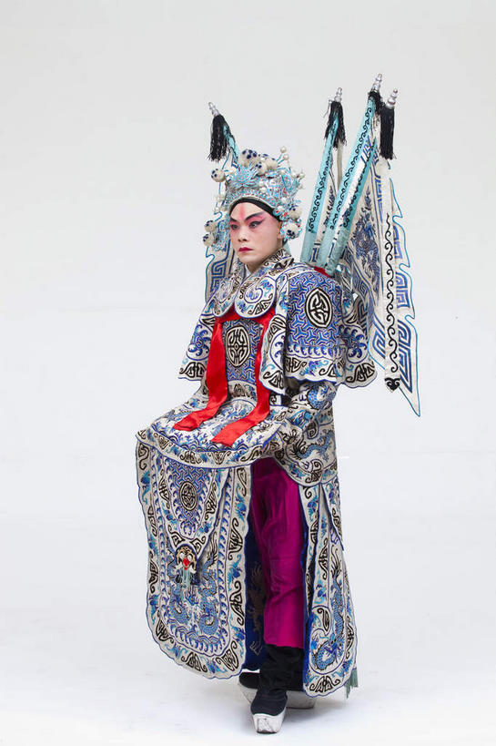 东方人,一个人,演员,站,竖图,室内,白天,侧面,民族服装,化妆,亚洲,仅一个男性,仅一个人,表演,握,灰色背景,服装,头饰,拿,拿着,注视,黄种人,文化,扮演,仅一个年轻男性,衣服,彩妆,观察,看,站着,握着,摄影,服饰,影棚,观看,察看,演出,衣着,穿着,关注,中国文化,摄影棚,戏剧,表演服,演出服,京剧,将军,戏曲,国粹,皮黄,衣饰,将领,道具服,男人,男性,年轻男性,亚洲人,站立,彩图,全身,影棚拍摄,传统服装,民俗服,拍摄,京剧服饰,国剧,京戏,平剧,中国戏曲,传统文化,永昌亭侯,赵云,赵子龙,舞台妆,京剧演员