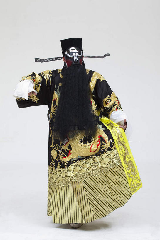 东方人,胡须,一个人,演员,站,竖图,室内,白天,正面,民族服装,化妆,帽子,亚洲,仅一个男性,仅一个人,仅一个中年男性,表演,灰色背景,服装,抬腿,注视,黄种人,文化,扮演,衣服,黑色,彩妆,观察,看,站着,摄影,服饰,影棚,观看,察看,演出,衣着,穿着,关注,中国文化,摄影棚,戏剧,表演服,演出服,京剧,戏曲,国粹,包公,皮黄,一顶,衣饰,官员,道具服,男人,男性,中年男性,亚洲人,胡子,络腮胡,站立,彩图,全身,影棚拍摄,传统服装,民俗服,拍摄,京剧服饰,国剧,京戏,平剧,中国戏曲,官吏,官臣,包拯,包希仁,包青天,传统文化,舞台妆,京剧演员
