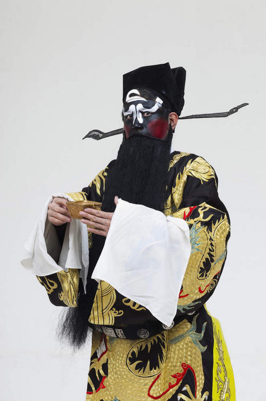 东方人,胡须,一个人,演员,站,竖图,室内,白天,正面,民族服装,化妆,帽子,亚洲,仅一个男性,仅一个人,仅一个中年男性,表演,握,灰色背景,服装,拿,拿着,注视,黄种人,文化,扮演,一个,衣服,黑色,彩妆,酒杯,观察,看,站着,金色,握着,摄影,服饰,影棚,单个,观看,察看,演出,衣着,穿着,关注,中国文化,摄影棚,戏剧,表演服,演出服,京剧,戏曲,国粹,包公,皮黄,一顶,衣饰,官员,道具服,男人,男性,中年男性,亚洲人,胡子,络腮胡,站立,半身,彩图,影棚拍摄,传统服装,民俗服,拍摄,京剧服饰,国剧,京戏,平剧,中国戏曲,官吏,官臣,包拯,包希仁,包青天,传统文化,舞台妆,京剧演员