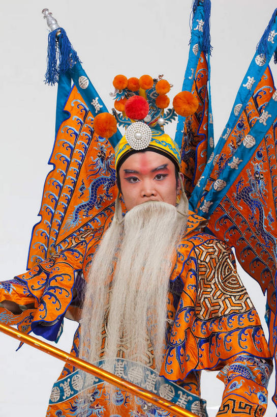 东方人,胡须,一个人,演员,站,竖图,室内,白天,正面,民族服装,化妆,竞争,亚洲,仅一个男性,仅一个人,仅一个中年男性,一把,表演,对抗,握,灰色背景,服装,冲突,头饰,刀具,拿,拿着,注视,黄种人,破坏,文化,扮演,衣服,白色,彩妆,刀,观察,看,站着,橙色,大衣,武器,战争,握着,摄影,服饰,影棚,观看,损坏,察看,演出,攻击,威胁,衣着,穿着,对立,关注,矛盾,中国文化,摄影棚,兵器,戏剧,防御,表演服,演出服,京剧,将军,戏曲,国粹,皮黄,敌对,挫败,斗争,抗拒,抗衡,杀伤,威慑,衣饰,将领,道具服,危险,男人,男性,中年男性,亚洲人,胡子,络腮胡,站立,半身,彩图,影棚拍摄,传统服装,民俗服,拍摄,京剧服饰,国剧,京戏,平剧,中国戏曲,传统文化,关内侯,后将军,汉升,黄忠,舞台妆,京剧演员