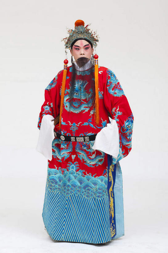 东方人,胡须,一个人,演员,站,竖图,室内,白天,正面,民族服装,化妆,亚洲,仅一个男性,仅一个人,仅一个中年男性,表演,灰色背景,服装,头饰,注视,黄种人,文化,扮演,衣服,红色,黑色,彩妆,观察,看,站着,摄影,服饰,影棚,观看,皇帝,权威,察看,演出,衣着,穿着,高贵,关注,中国文化,摄影棚,戏剧,表演服,演出服,京剧,戏曲,国粹,刘备,皮黄,权力,统治,权势,衣饰,天子,九五之尊,圣上,统治者,陛下,官家,势力,道具服,男人,男性,中年男性,亚洲人,胡子,络腮胡,站立,彩图,全身,影棚拍摄,传统服装,民俗服,拍摄,京剧服饰,国剧,京戏,平剧,中国戏曲,昭烈皇帝,烈祖,刘玄德,传统文化,舞台妆,京剧演员