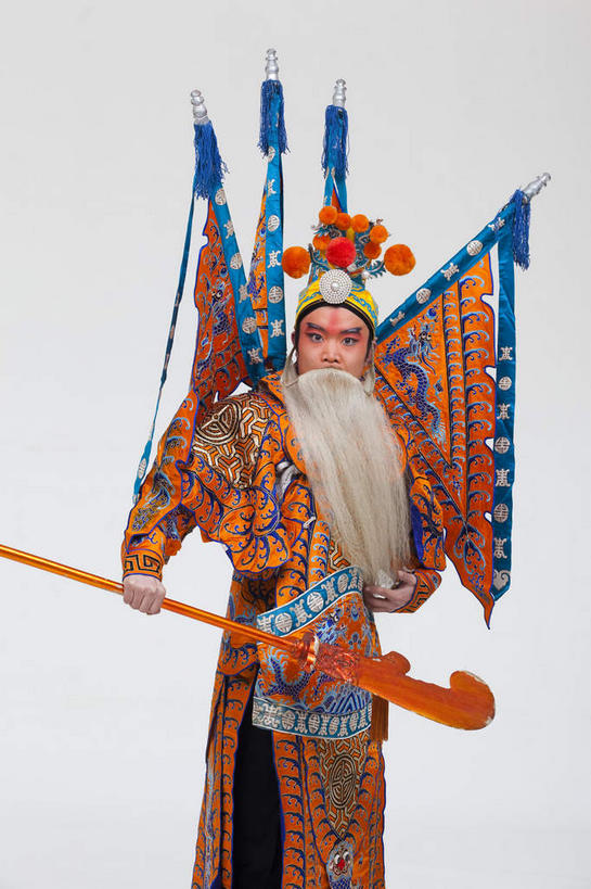 东方人,胡须,一个人,演员,站,竖图,室内,白天,正面,民族服装,化妆,竞争,亚洲,仅一个男性,仅一个人,仅一个中年男性,一把,表演,对抗,握,灰色背景,服装,冲突,头饰,刀具,拿,拿着,注视,黄种人,破坏,文化,扮演,衣服,白色,彩妆,刀,观察,看,站着,橙色,大衣,武器,战争,握着,摄影,服饰,影棚,观看,损坏,察看,演出,攻击,威胁,衣着,穿着,对立,关注,矛盾,中国文化,摄影棚,兵器,戏剧,防御,表演服,演出服,京剧,将军,戏曲,国粹,皮黄,敌对,挫败,斗争,抗拒,抗衡,杀伤,威慑,衣饰,将领,道具服,危险,男人,男性,中年男性,亚洲人,胡子,络腮胡,站立,半身,彩图,影棚拍摄,传统服装,民俗服,拍摄,京剧服饰,国剧,京戏,平剧,中国戏曲,传统文化,关内侯,后将军,汉升,黄忠,舞台妆,京剧演员