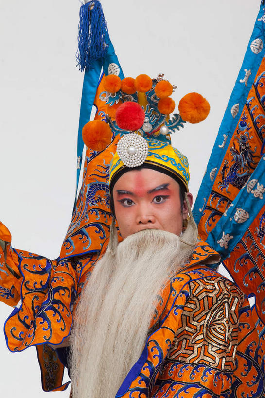 东方人,胡须,一个人,演员,站,竖图,室内,白天,正面,民族服装,化妆,亚洲,仅一个男性,仅一个人,仅一个中年男性,表演,灰色背景,服装,头饰,注视,黄种人,文化,扮演,衣服,白色,彩妆,观察,看,站着,橙色,大衣,摄影,服饰,影棚,观看,察看,演出,衣着,穿着,关注,中国文化,摄影棚,戏剧,表演服,演出服,京剧,将军,戏曲,国粹,皮黄,衣饰,将领,道具服,男人,男性,中年男性,亚洲人,胡子,络腮胡,站立,半身,彩图,影棚拍摄,传统服装,民俗服,拍摄,京剧服饰,国剧,京戏,平剧,中国戏曲,传统文化,关内侯,后将军,汉升,黄忠,舞台妆,京剧演员