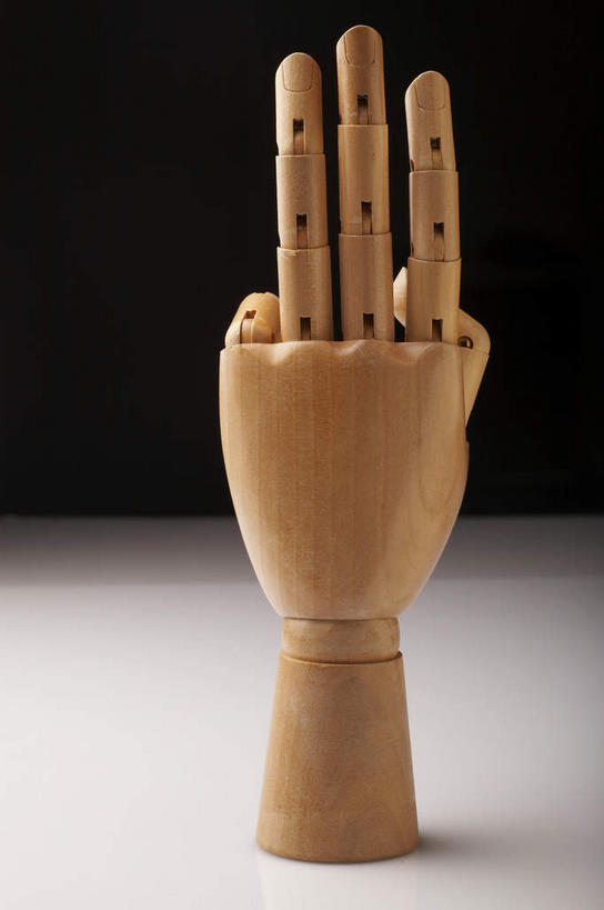手,无人,竖图,室内,特写,白天,正面,静物,阴影,黑色背景,反射,木制,影子,木制品,手势,手部,手语,摄影,影棚,单手,摄影棚,哑语,语言,交流,沟通,彩图,影棚拍摄,拍摄,打手势