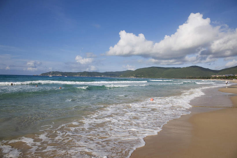 横图,室外,白天,正面,旅游,度假,海浪,海洋,美景,沙滩,山,山脉,三亚,中国,亚洲,阴影,光线,沙子,影子,海岸,景观,浪花,山峰,云,云朵,沙地,山峦,云彩,娱乐,海南,蓝色,白云,蓝天,天空,阳光,自然,海水,群山,天,享受,休闲,景色,放松,海南省,晴朗,自然风光,海景,东亚,三亚湾,三亚市,中华人民共和国,华南地区,琼,大海,风浪,海,海水的波动,海滩,近岸浪,涌浪,晴空,半身,彩图,三亚湾度假区