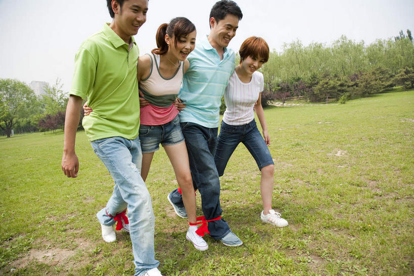 东方人,四个人,伙伴,朋友,公园,跳,举,握手,笑,微笑,露齿笑,横图,室外,白天,正面,T恤衫,锻炼,快乐,友谊,比赛,运动,合作,团队,竞争,草地,草坪,树林,植物,亚洲,阴影,服装,裤子,光线,影子,半空,T恤,注视,牛仔裤,休闲装,黄种人,娱乐,草,树,树木,衣服,蓝色,绿色,蓝天,天空,阳光,自然,天,观察,看,托,休闲,休闲服,战略,服饰,生长,晴朗,成长,观看,察看,体育运动,关注,万里无云,联合,合谋,配合,体育,协作,友情,男人,男性,年轻男性,年轻女性,女人,女性,亚洲人,晴空,晴空万里,搀手,举起,举手,举着,拉手,手拉手,手握手,跳跃,向上举,向上伸,向上托,半身,彩图,健身,两人三足