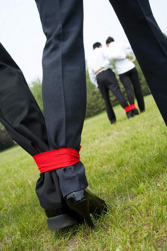 东方人,四个人,伙伴,同事,朋友,商务人士,商务男性,商务女性,公园,走,竖图,室外,白天,仰视,衬衫,锻炼,快乐,友谊,成功,比赛,运动,合作,团队,集体,信心,竞争,草地,草坪,植物,亚洲,套装,丝绸,丝带,缎带,黄种人,娱乐,队伍,绸带,草,树,树木,红色,绿色,天空,自然,天,休闲,战略,生长,成长,领导,体育运动,成就,商务装,合伙,领袖,工薪阶层,联合,合谋,配合,体育,协作,男人,男性,年轻男性,年轻女性,女人,女性,亚洲人,白领,上班族,步行,散步,走路,半身,彩图,低角度拍摄,衬衣,健身,两人三足