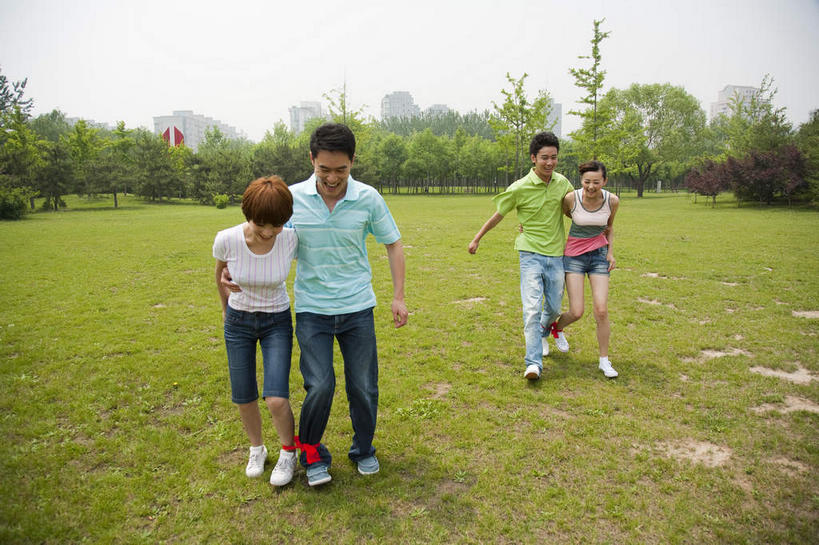 东方人,四个人,伙伴,朋友,公园,走,笑,微笑,露齿笑,横图,室外,白天,正面,锻炼,快乐,友谊,比赛,运动,合作,团队,竞争,草地,草坪,植物,亚洲,服装,丝绸,丝带,缎带,注视,休闲装,黄种人,娱乐,绸带,草,树,树木,衣服,绿色,天空,自然,天,观察,看,休闲,休闲服,战略,服饰,生长,成长,观看,察看,体育运动,关注,联合,合谋,配合,体育,协作,友情,男人,男性,年轻男性,年轻女性,女人,女性,亚洲人,步行,散步,走路,彩图,全身,健身,两人三足