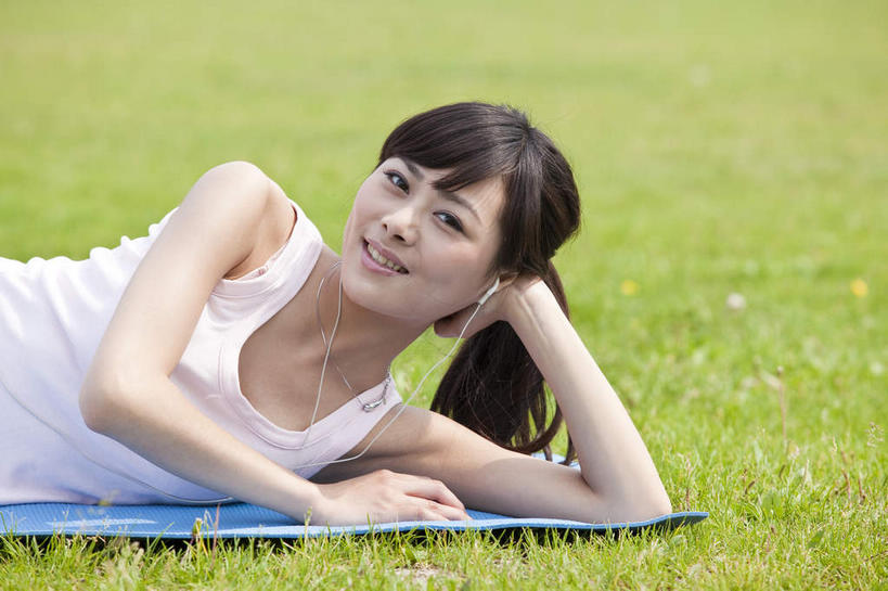 东方人,一个人,公园,躺,笑,微笑,露齿笑,横图,室外,白天,正面,草地,草坪,植物,亚洲,仅一个年轻女性,仅一个女性,仅一个人,撑,服装,背心,毯子,托腮,注视,黄种人,草,衣服,蓝色,绿色,瑜伽垫,垫子,观察,看,托,服饰,观看,察看,衣着,穿着,关注,托下巴,瑜伽毯,衣饰,单手托腮,卧着,年轻女性,女人,女性,亚洲人,躺着,卧,半身,彩图,健身垫