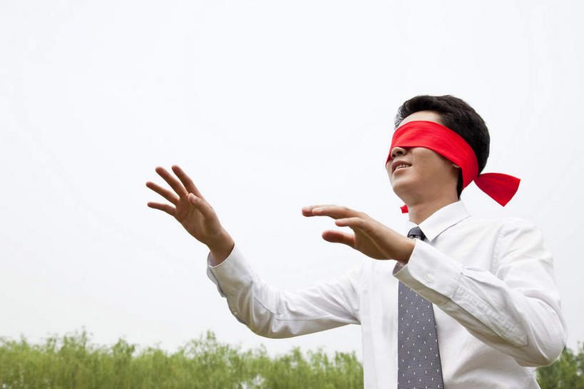 东方人,一个人,商务人士,商务男性,公园,站,举,笑,微笑,横图,室外,白天,仰视,衬衫,游戏,植物,亚洲,仅一个男性,仅一个人,花纹,套装,布,图案,领带,玩,布纹,黄种人,娱乐,树,树木,仅一个年轻男性,红色,绿色,天空,自然,天,托,站着,休闲,遮,遮掩,生长,成长,活动,布匹,掩盖,遮挡,象征,庄重,捉迷藏,发泄,消遣,智力,商务装,身份,躲猫猫,工薪阶层,遮盖,宣泄,正式,地位,掩饰,男人,男性,年轻男性,亚洲人,白领,上班族,举起,举手,举着,玩耍,嬉戏,向上举,向上伸,向上托,站立,半身,彩图,低角度拍摄,衬衣