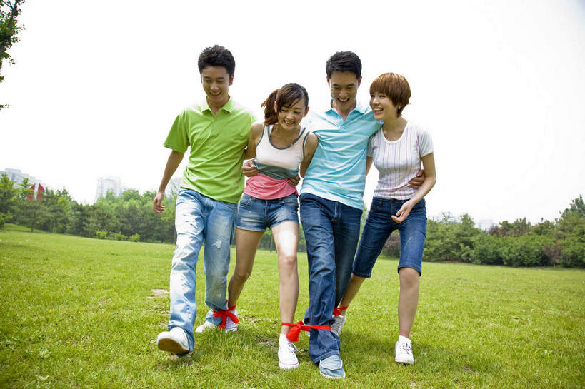 东方人,四个人,伙伴,朋友,公园,走,笑,微笑,露齿笑,横图,室外,白天,正面,T恤衫,锻炼,快乐,友谊,比赛,运动,合作,团队,竞争,草地,草坪,树林,植物,亚洲,服装,裤子,T恤,注视,牛仔裤,休闲装,黄种人,娱乐,草,树,树木,衣服,红色,绿色,天空,自然,绳子,天,观察,看,靠,靠着,休闲,休闲服,战略,服饰,生长,成长,观看,绳索,察看,体育运动,关注,联合,合谋,配合,体育,协作,男人,男性,年轻男性,年轻女性,女人,女性,亚洲人,牛仔短裤,步行,走路,彩图,全身,健身,两人三足