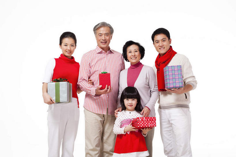 东方人,儿童,老年人,夫妻,母亲,父亲,女儿,祖母,祖父,三代同堂,站,笑,微笑,露齿笑,横图,室内,白天,白色背景,正面,衬衫,爱情,纯洁,礼盒,礼物,春节,亚洲,五个,五个人,一排,许多,握,服装,节日,庆祝,整齐,装饰,纸盒,许多人,浪漫,拿,拿着,注视,休闲装,黄种人,文化,祖孙三代,盒子,排列,小孩,衣服,粉色,红色,白色,包装盒,围巾,礼品盒,观察,看,站着,一群人,庆典,休闲,温暖,温馨,父女,母女,休闲服,恩爱,父爱,可爱,母爱,童年,童趣,握着,恋人,摄影,服饰,礼品,影棚,奶奶,爷爷,围脖,观看,纪念,祖孙,保暖,华丽,点缀,和睦,察看,御寒,队列,关注,摄影棚,童真,烂漫,无邪,外婆,外孙女,外祖母,外公,外祖父,衬托,美观,雅致,雅观,天真,老年男性,老年女性,男人,男性,年轻男性,年轻女性,女孩,女人,女性,亚洲人,孩子,年轻人,夫妇,情侣,全家福,孙女,站立,半身,彩图,影棚拍摄,衬衣,拍摄,伴侣,融洽,女生,爸爸,多代同堂,妈妈