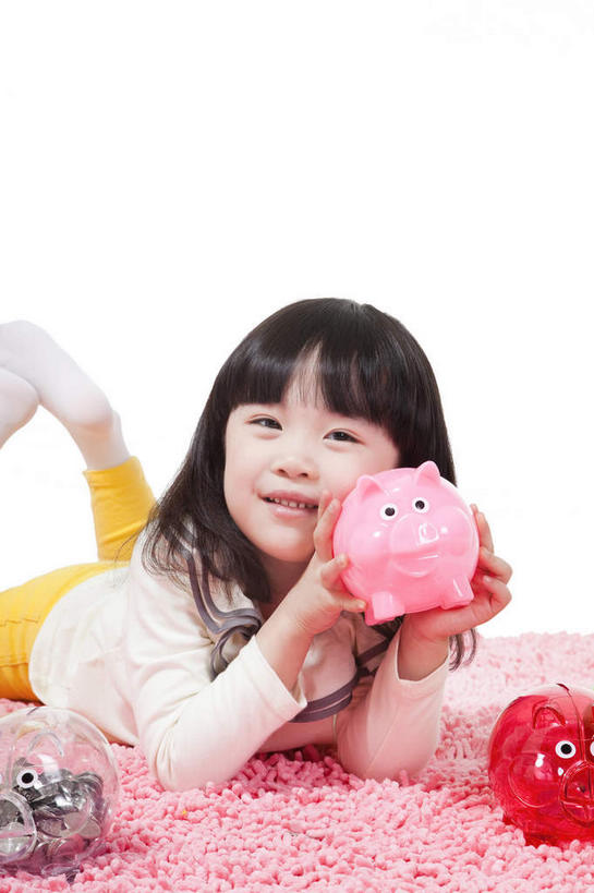 东方人,儿童,一个人,笑,微笑,竖图,室内,白天,白色背景,正面,游戏,纯洁,地毯,玩具,亚洲,仅一个女性,仅一个人,握,服装,裤子,装饰,编织,手工艺品,织物,拿,玩,拿着,注视,休闲装,黄种人,娱乐,一个,小孩,衣服,粉色,黄色,白色,容器,工艺品,观察,看,趴着,仅一个小孩,休闲,休闲服,储蓄罐,器皿,可爱,童年,童趣,益智,储蓄,存钱,握着,金融,理财,摄影,服饰,影棚,经济,单个,观看,活动,华丽,修饰,点缀,察看,资金,存钱罐,发泄,关注,消遣,智力,摄影棚,存款,流通,贸易,童真,烂漫,无邪,贮钱罐,储钱罐,扑满,宣泄,衬托,美观,雅致,雅观,天真,女孩,女人,女性,亚洲人,孩子,趴,玩耍,嬉戏,半身,彩图,影棚拍摄,拍摄,女生,小猪存钱罐