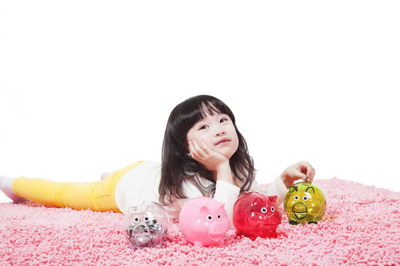 东方人,儿童,一个人,笑,微笑,横图,室内,白天,白色背景,正面,纯洁,地毯,亚洲,仅一个女性,仅一个人,撑,握,服装,装饰,编织,手工艺品,织物,拿,拿着,托腮,注视,休闲装,黄种人,小孩,衣服,粉色,容器,工艺品,观察,看,趴着,托,仅一个小孩,休闲,休闲服,储蓄罐,器皿,可爱,童年,童趣,储蓄,存钱,握着,金融,理财,摄影,服饰,影棚,经济,观看,华丽,修饰,点缀,察看,资金,存钱罐,关注,托下巴,摄影棚,存款,流通,贸易,童真,烂漫,无邪,贮钱罐,储钱罐,扑满,衬托,美观,雅致,雅观,单手托腮,天真,女孩,女人,女性,亚洲人,孩子,趴,彩图,全身,影棚拍摄,拍摄,女生,小猪存钱罐
