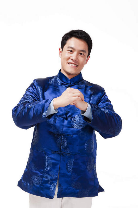 东方人,一个人,站,笑,微笑,露齿笑,竖图,室内,白天,白色背景,正面,民族服装,春节,亚洲,仅一个男性,仅一个人,节日,庆祝,祝福,注视,黄种人,文化,仅一个年轻男性,蓝色,观察,看,手势,站着,庆典,恭喜,摄影,影棚,观看,纪念,礼节,察看,关注,摄影棚,祝贺,礼仪,祝愿,作揖,拱手,尊敬,恭敬,寒暄,恭贺,同喜,男人,男性,年轻男性,亚洲人,站立,半身,彩图,影棚拍摄,传统服装,民俗服,拍摄,唐装,打手势